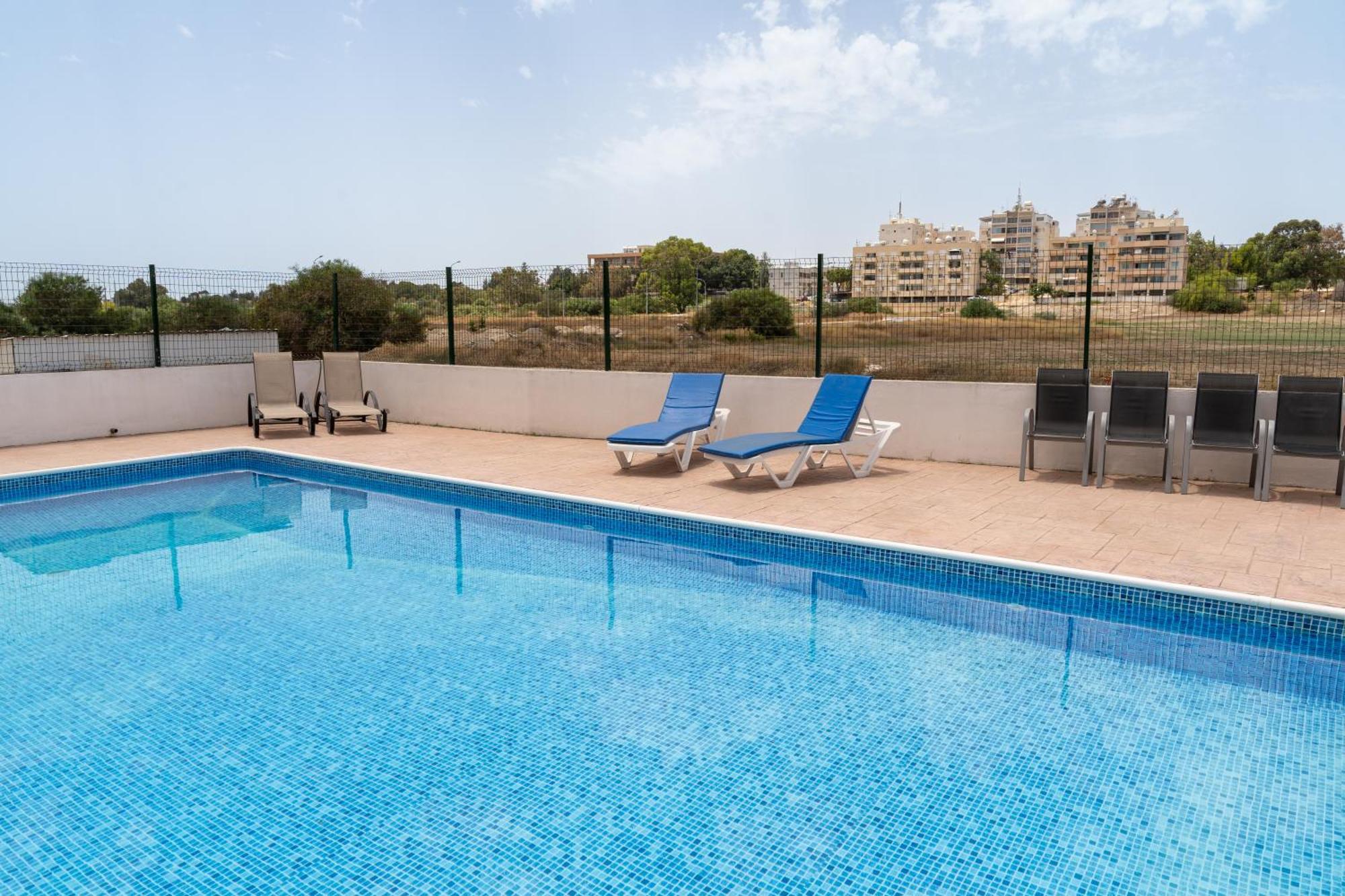 Ferienwohnung Blu Mackenzie 1 bdr Flat with Pool Larnaka Exterior foto